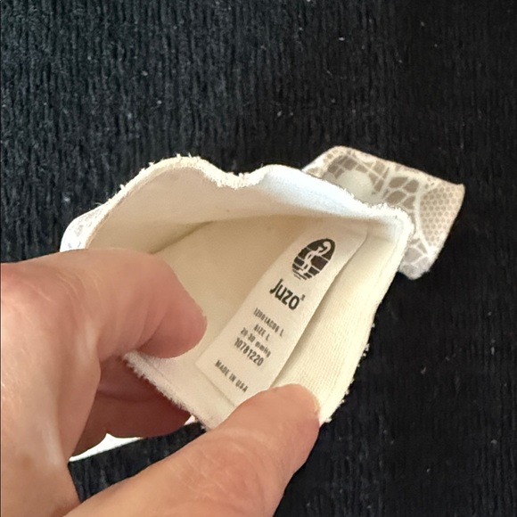 Stylish compression sleeve and glove. Size large. Great condition! - Picture 7 of 7